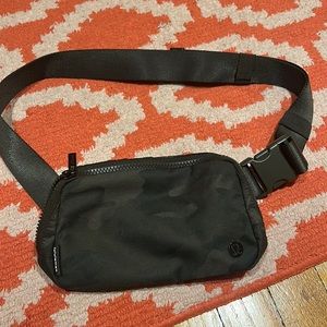 Lululemon Everywhere Belt Bag Heritage Camo Jacquard Max DarkOlive Sargent Green